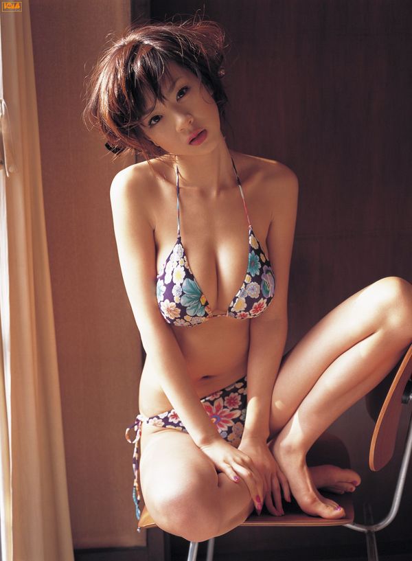 [Bomb.TV] Numéro de mars 2006 d'Aki Hoshino Aki Hoshino