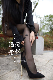 [COS phúc lợi] Cô giáo Jijiu - Do nhầm lẫn mặc áo lụa đen trước lớp