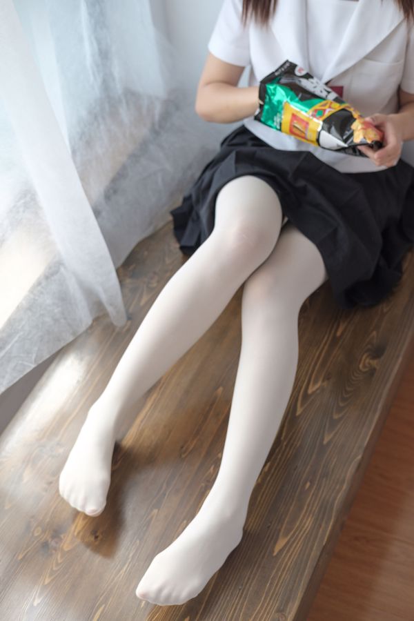 Costume d'étudiant aux jambes en soie blanche [Mori 萝 财团] [BETA-028]