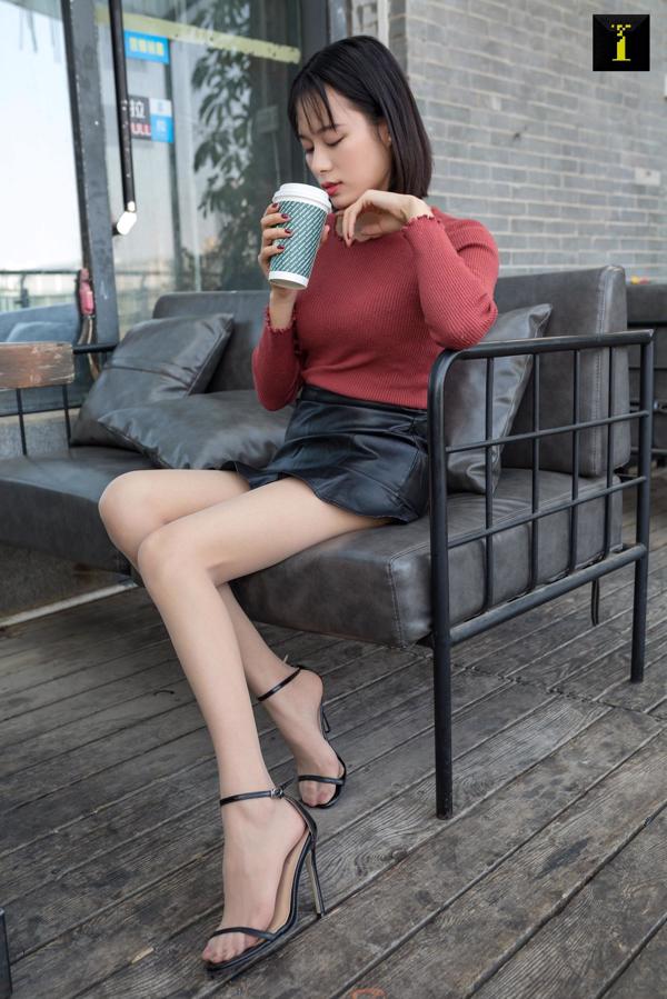 Xiao Xiao "Petite jupe en cuir noir" [Iss à IESS] Belles jambes et pieds en soie