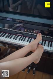 Цици "Нога на черно-белых клавишах пианино" [异 思 趣向 IESS] Sixiangjia 279