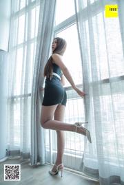 Leg model DJ "DJ bag hip miniskirt" [Issiquxiang IESS] Beautiful legs in stockings