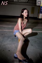 Маленькая Чжу Инь «Девушка с красивыми ногами в чулках в подземном гараже» [фотография Наси]
