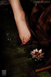Модель Каруру «Экзотический пейзаж и красивая ступня» [丽 柜 LiGui] Фотография нефритовых ступней в чулках.
