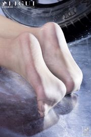 Modelo Xiao Yang Mi "La chica de pies de seda junto al neumático" Obras completas [丽 柜 贵 足 LiGui] Imagen de hermosas piernas y pies de jade