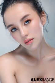 Foto de estúdio da modelo mestiça de beleza Shi Yiyi