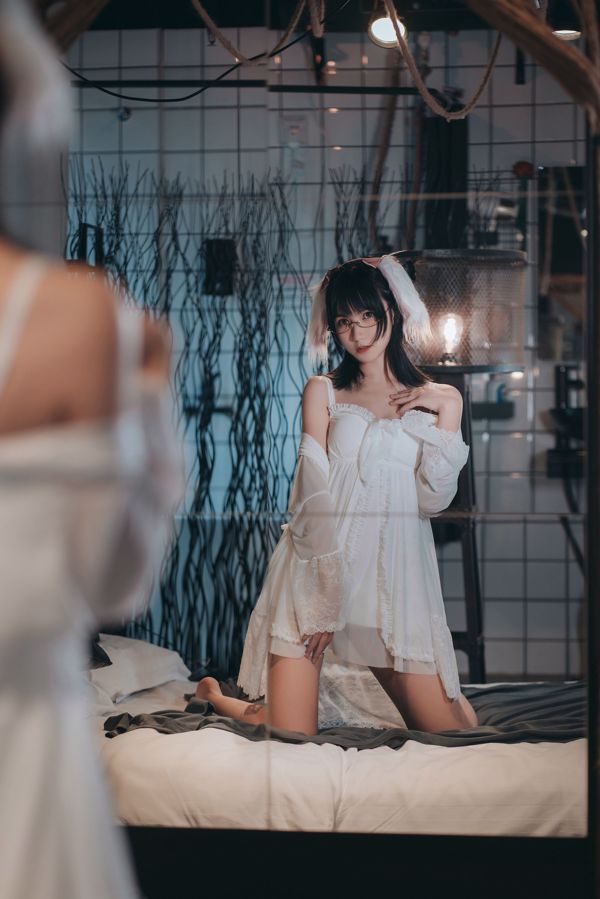 COSER Modell Monat für Monat su "Pyjama Rabbit"