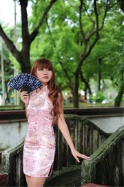 Тайваньская девушка Тангтанг "Классический чонсам в саду Линь на улице"